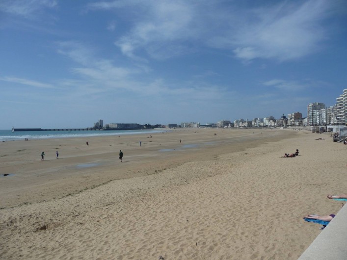 Location de vacances - Studio à Les Sables-d'Olonne - la plage des Sables d'Olonne à marée basse