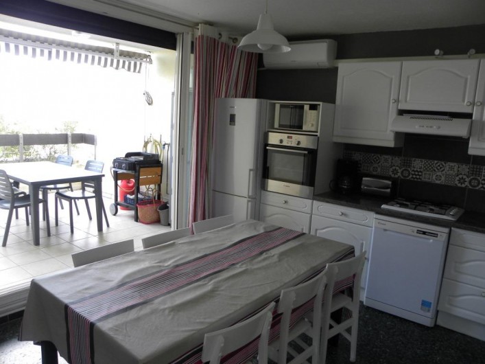 Location de vacances - Appartement à Le Grau-du-Roi - Cuisine et accés terrasse