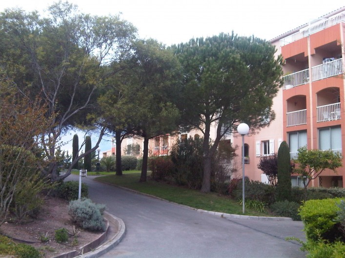 Location de vacances - Appartement à Fréjus - Allée piétonne de la Résidence fermée paysagée Le Lagon Bleu