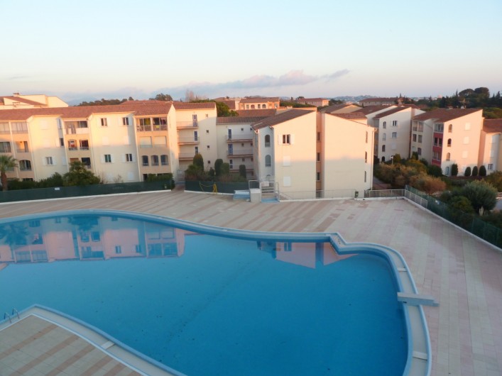 Location de vacances - Appartement à Fréjus - Piscine vue de la terrasse le soir