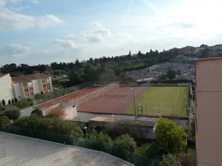 Location de vacances - Appartement à Fréjus - Tennis vus de la terrasse