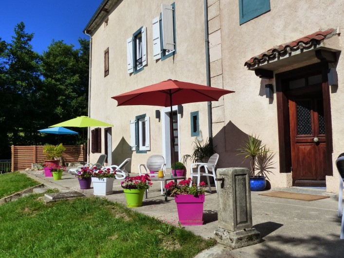 Location de vacances - Gîte à Serres-sur-Arget - Entrée et terrasse du gîte