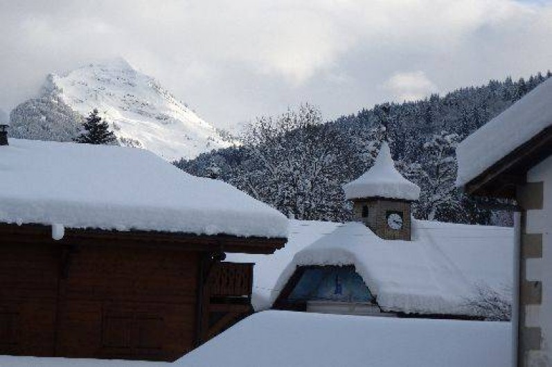 Location de vacances - Appartement à Morzine - Vue du séjour en hiver