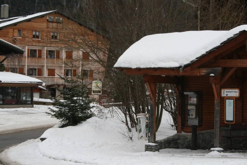 Location de vacances - Appartement à Morzine - Vue depuis l'arrêt des navettes