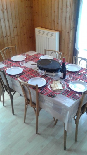 Location de vacances - Appartement à Morzine - Table du séjour