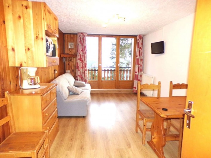Location de vacances - Studio à La Rosière - Séjour spacieux, balcon plein sud.