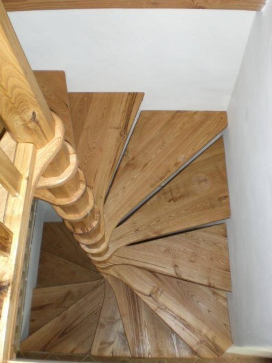 Location de vacances - Gîte à Coupiac - escalier intérieur