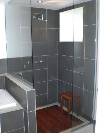 Location de vacances - Gîte à Coupiac - salle de bain côté douche