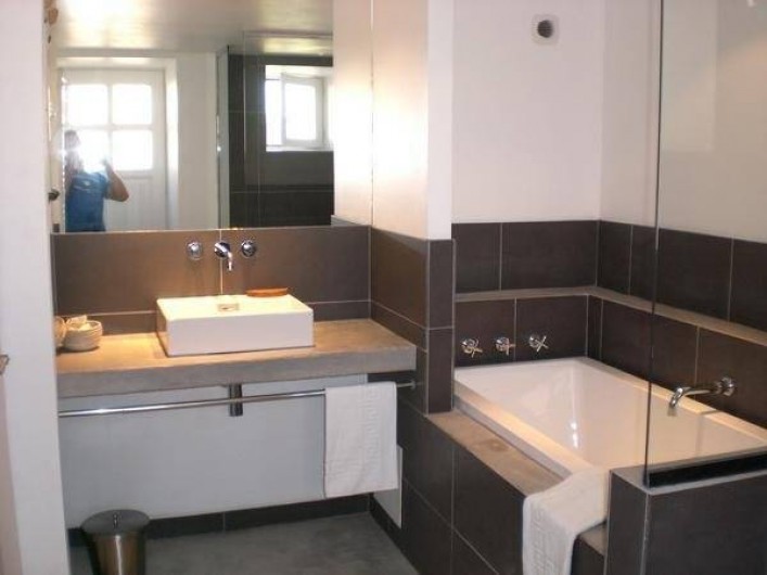 Location de vacances - Gîte à Coupiac - salle de bain côté baignoire