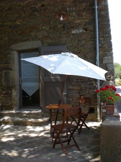 Location de vacances - Gîte à Coupiac - terrasse côté chambre