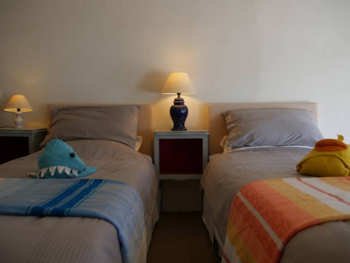 Location de vacances - Maison - Villa à Pouzolles - Chambre 3 en deux ou trois lits simples 90 x 200