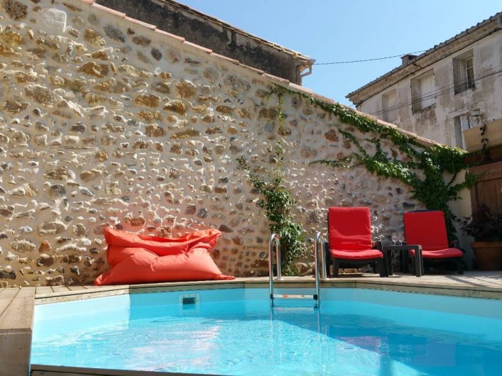 Location de vacances - Maison - Villa à Pouzolles - piscine dans cour privative