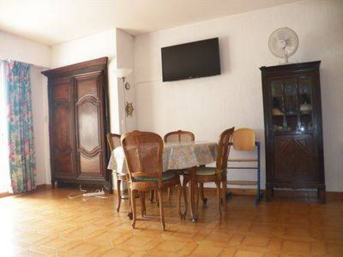 Location de vacances - Appartement à Cassis - côté salle à manger / télé à écran plat