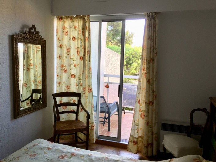 Location de vacances - Appartement à Cassis - chambre avec balcon
