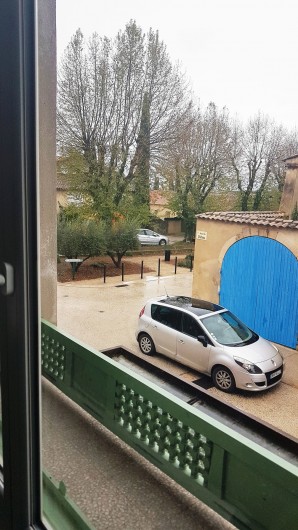 Location de vacances - Studio à Charleval - avec vue à l'est sur les arbres du château