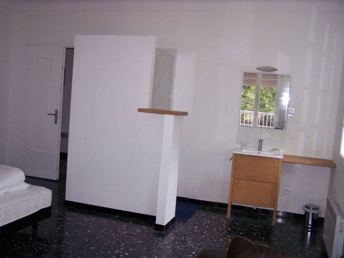 Location de vacances - Mas à Elne - chambre 1 avec salle d'eau (lavabo + douche)