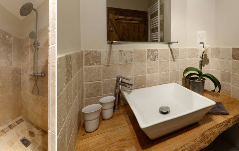 Location de vacances - Gîte à Eygurande-et-Gardedeuil - Salle d'eau du bas. Gîte de la Guirandole-Eygurande et Gardedeuil-Dordogne