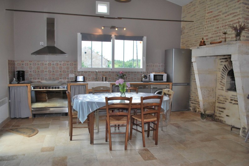 Location de vacances - Gîte à Eygurande-et-Gardedeuil - La cuisine avec sa fenêtre panoramique. Gîte de la Guirandole-