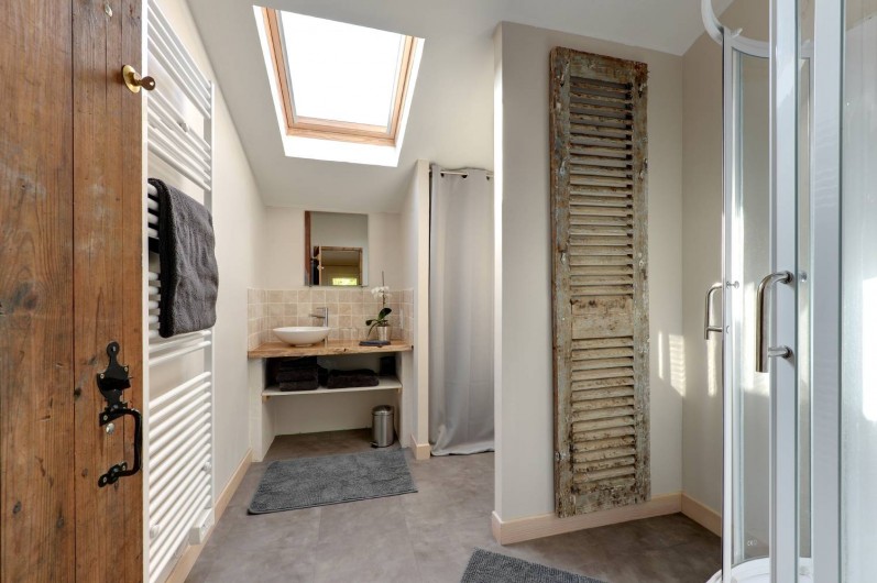 Location de vacances - Gîte à Eygurande-et-Gardedeuil - Salle d'eau du haut. Gîte de la Guirandole-Eygurande et Gardedeuil-Dordogne