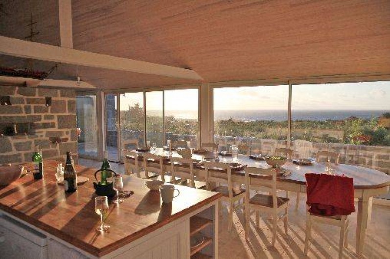 Location de vacances - Maison - Villa à Pleumeur-Bodou - Kerguinic : cuisine salle à manger