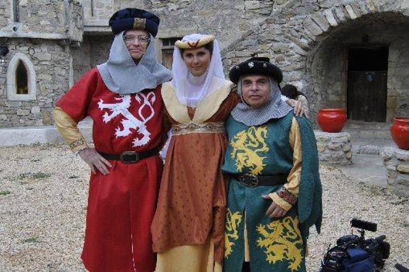 Location de vacances - Gîte à Servas - Tournage TV M6 dans la cours du Mas