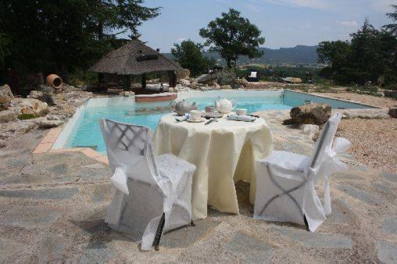 Location de vacances - Gîte à Servas - Petit déjeuner devant la piscine