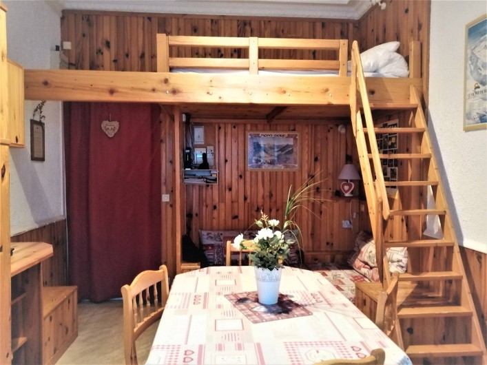 Location de vacances - Appartement à Le Mont-Dore - Pièce à vivre avec lit mezzanine 2 personnes