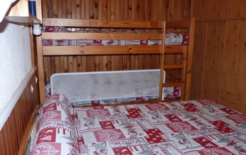 Chambre lit de 2 pers. 2 lits superposés 1 pers.avec barrière de lit.