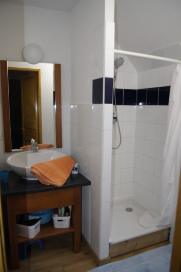 Location de vacances - Appartement à Loudenvielle - Salle d'eau à l'étage
