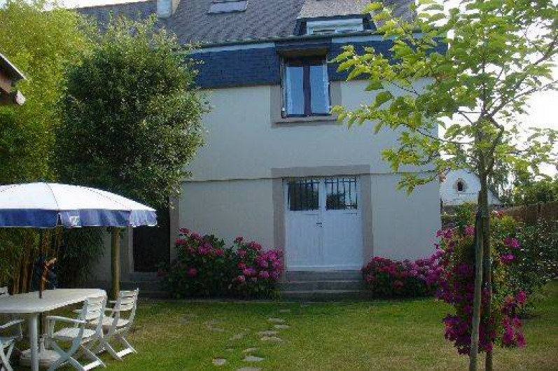 Location de vacances - Studio à Saint-Malo - Coté studio et jardin.