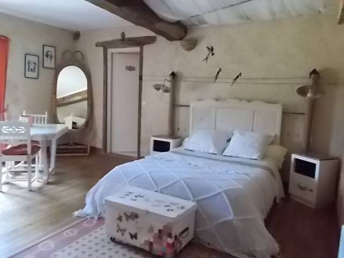 Location de vacances - Chambre d'hôtes à Gigny - Chambre Hirondelles :   1 lit double  + 1 lit simple Vue sur prairie, forêt