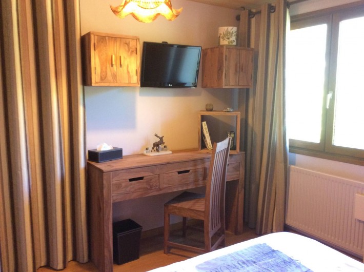 Location de vacances - Chalet à Barcelonnette - Chambre 3 : coin bureau et TV écran plat.