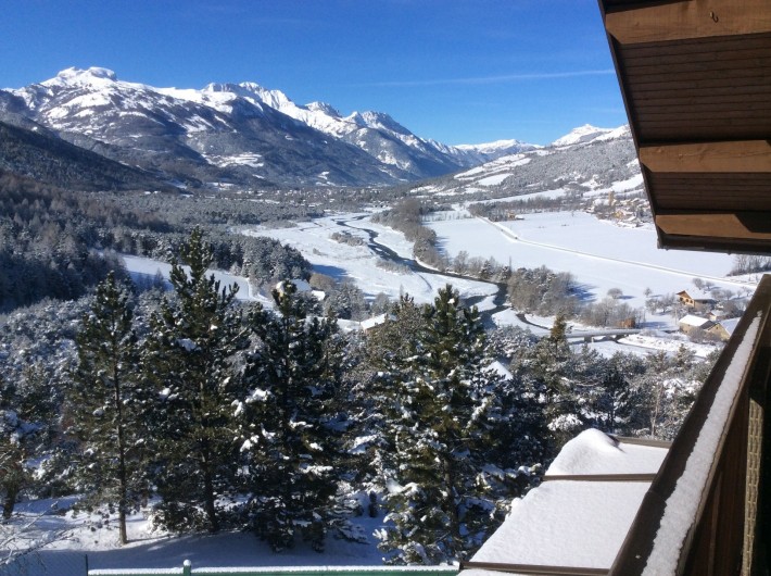 Location de vacances - Chalet à Barcelonnette - Vue sue la Vallée de l'Ubaye depuis le balcon du 1er étage.