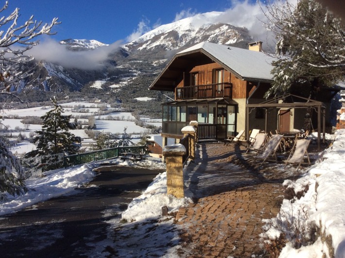 Location de vacances - Chalet à Barcelonnette - Vue extérieure en hiver.