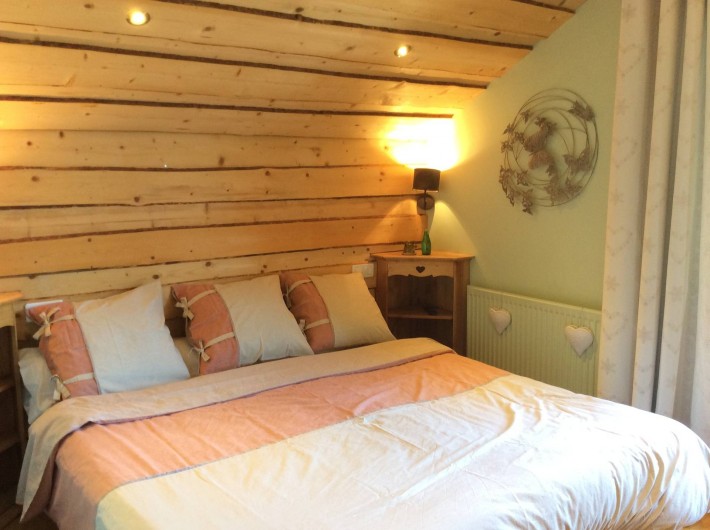 Location de vacances - Chalet à Barcelonnette - Chambre 2 avec balcon en bois, vue panoramique et écran plat.