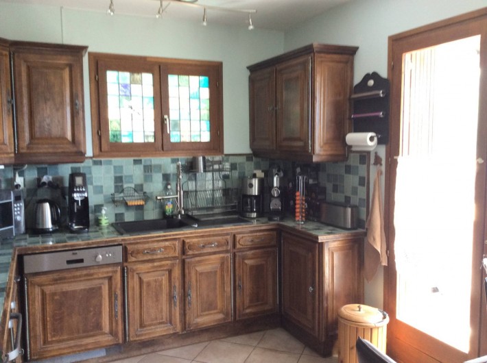 Location de vacances - Chalet à Barcelonnette - Cuisine entièrement équipée , accès sur véranda et  terrasse plein Sud.