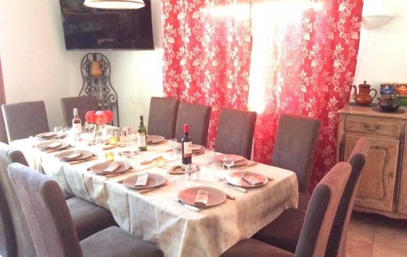 Location de vacances - Chalet à Barcelonnette - Les vins 3 couleurs et les roses du jardin sont offerts.