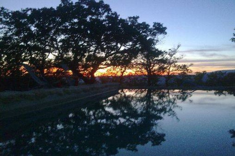 Location de vacances - Villa à Saignon - coucher de soleil sur la piscine