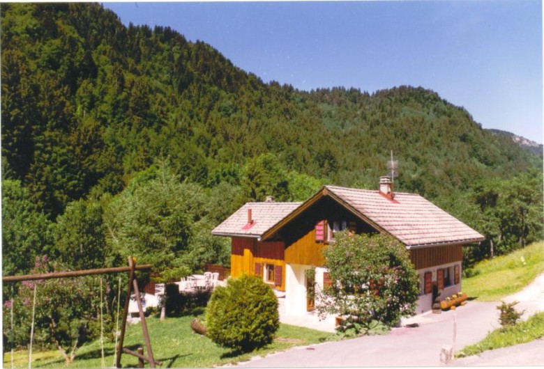 Location de vacances - Chalet à Bellevaux - Chalet en été  avec grande terrasse    Terrain 1500m2