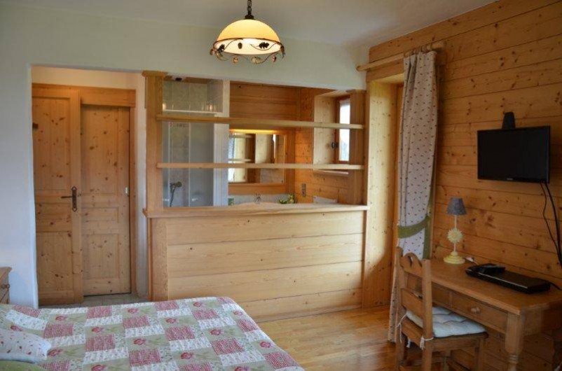 Location de vacances - Chalet à Demi-Quartier - Chambre n° 3 avec douche et vasque. Les deux lits simples peuvent se jumeler.