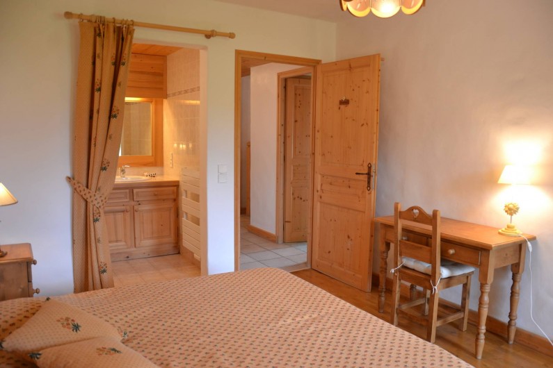 Location de vacances - Chalet à Demi-Quartier - Chambre n° 4 avec douche et vasque. Les deux lits simples peuvent se jumeler.