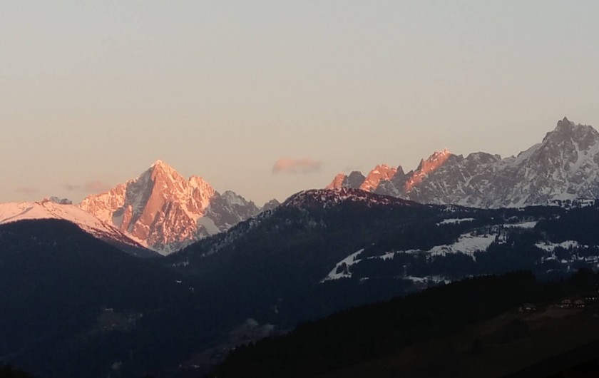 Location de vacances - Chalet à Demi-Quartier - Vue du chalet sur le coucher de soleil sur la chaine du Mont-Blanc