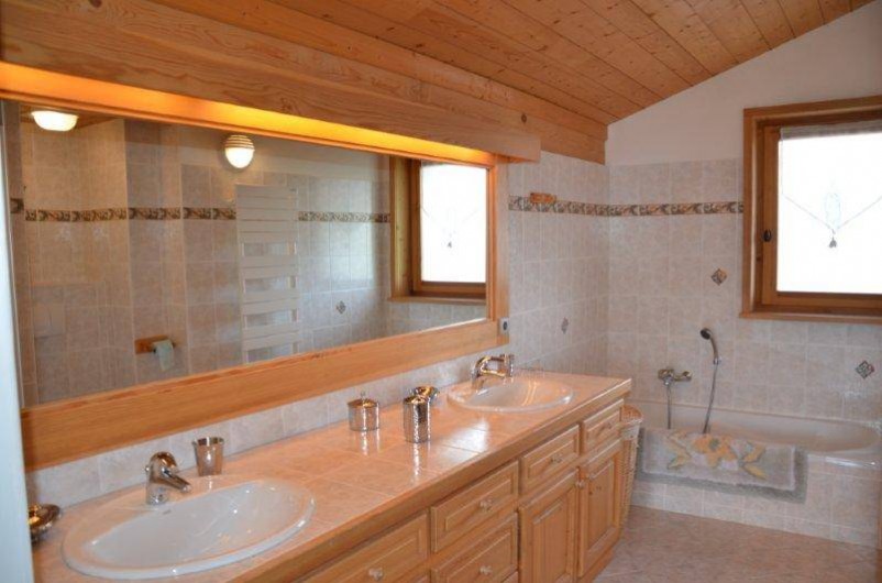 Location de vacances - Chalet à Demi-Quartier - Salle de bains à l'étage : baignoire, douche, double vasque, wc