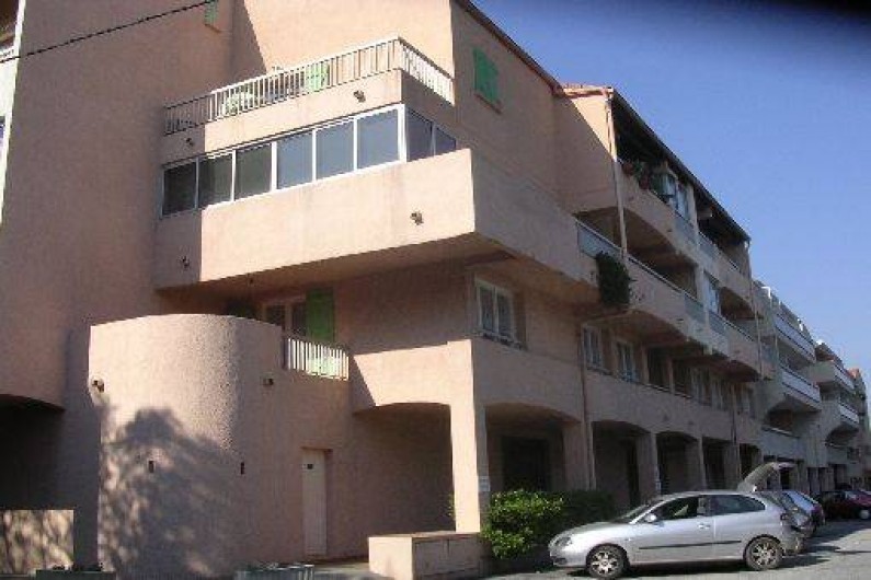 Location de vacances - Appartement à Saint-Aygulf - Immeuble extérieur. Parking extérieur. Sortie face à la mer et les calanques