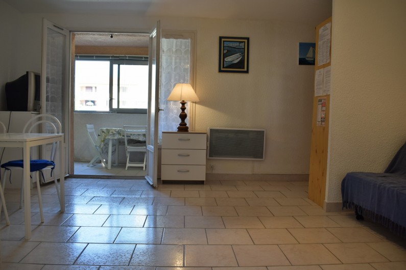 Location de vacances - Appartement à Saint-Aygulf - Appartement Saint-Aygulf (Var). Séjour donnant sur loggia