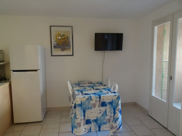 Location de vacances - Appartement à Saint-Aygulf - Séjour et TV murale accès loggia