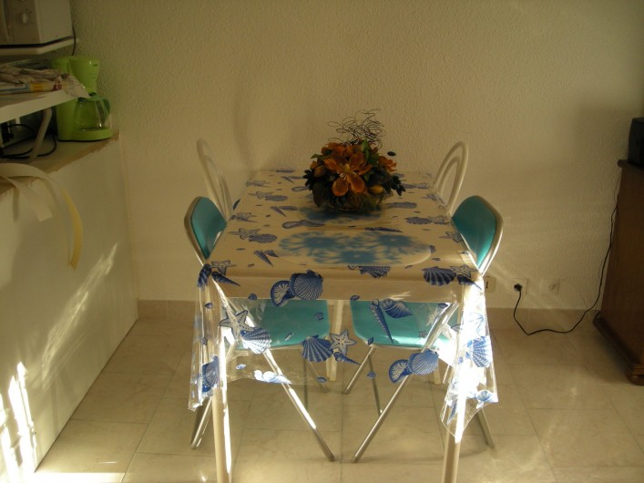 Location de vacances - Appartement à Saint-Aygulf - Table séjour