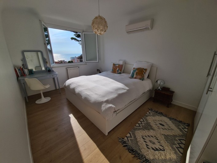 Location de vacances - Villa à Biarritz - Chambre parentale vue ocean avec salle de bain