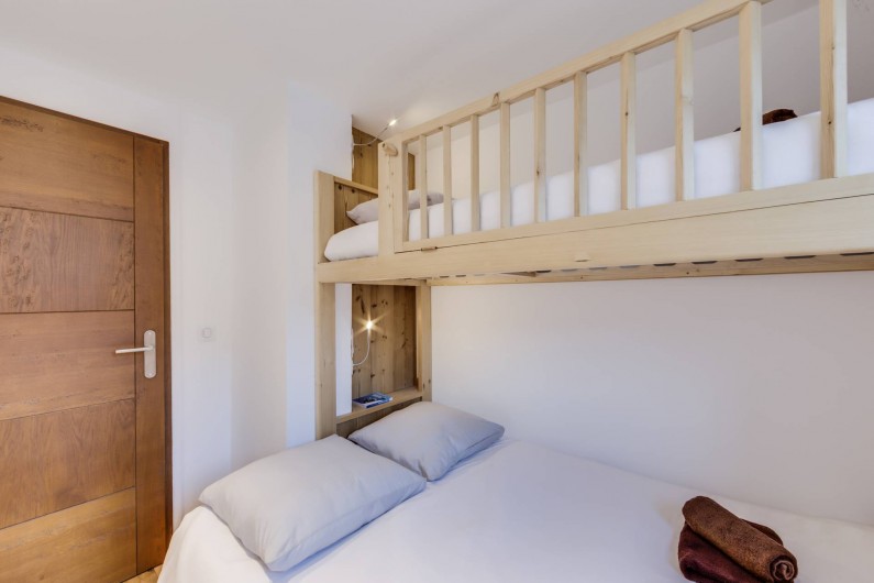 Location de vacances - Appartement à Val-d'Isère - Chambre 2 avec un lit double et un lit simple