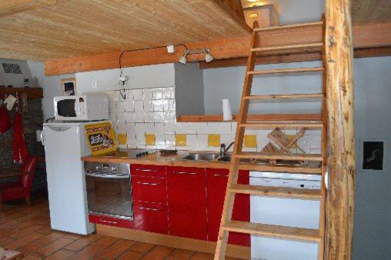 Location de vacances - Appartement à Bonneval-sur-Arc - L'espace cuisine et l'accès à la chambre parentale
